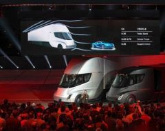 Електрична вантажівка від «Tesla» буде безпілотною