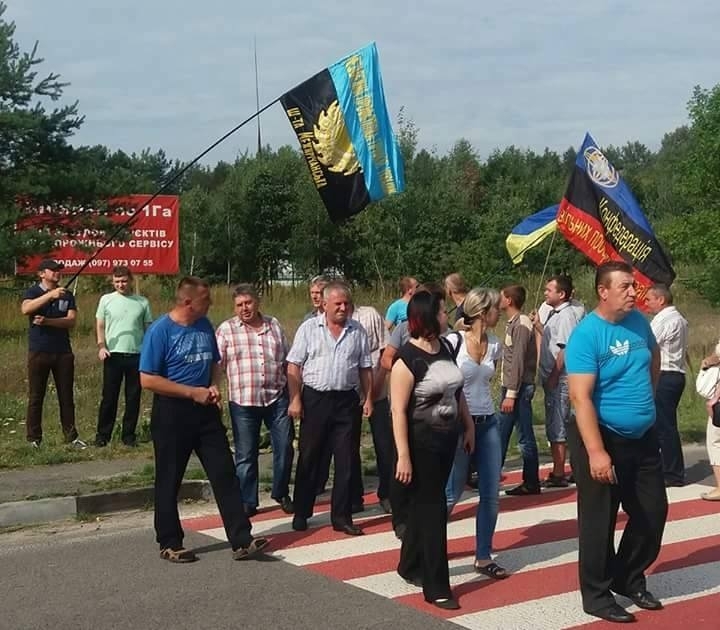 Львівські шахтарі перекрили міжнародну трасу Львів — Рава-Руська з вимогою виплатити зарплату Львівські шахтарі перекрили міжнародну трасу Львів — Рава-Руська з вимогою виплатити зарплату