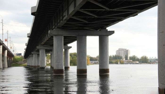 На Львівщині автомобіль впав у річку шестеро постраждалих На Львівщині автомобіль впав у річку шестеро постраждалих
