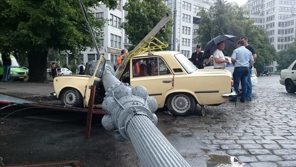 На авто впав стовп На авто впав стовп