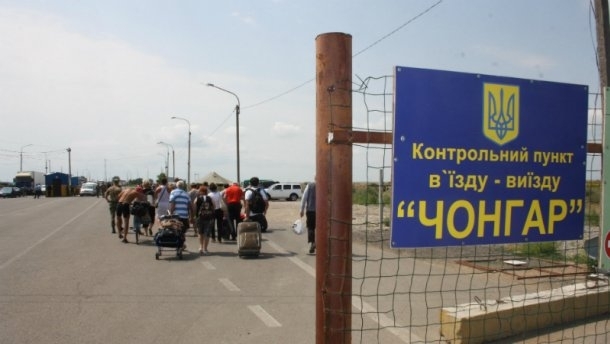 На кордоні з Кримом утворились черги з машин На кордоні з Кримом утворились черги з машин