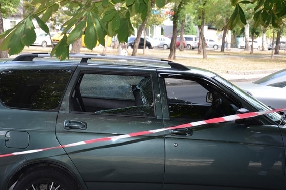Невідомі у Миколаєві вистрілили у скло автомобіля та викрали 2,5 млн грн