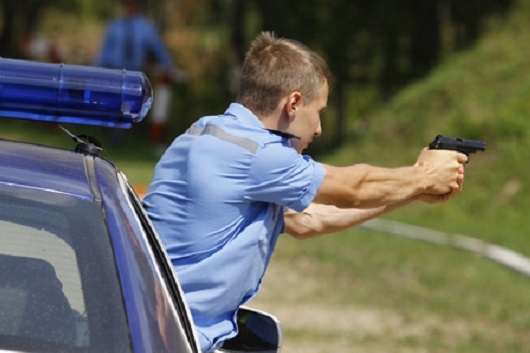 Під Києвом поліцейські відкрили стрілянину, щоб зупинити авто з підлітками Під Києвом поліцейські відкрили стрілянину, щоб зупинити авто з підлітками