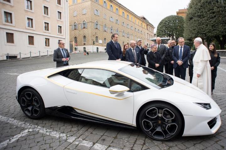 Папі подарували Lamborghini