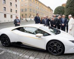 Папі Римському подарували Lamborghini, він продасть його на аукціоні
