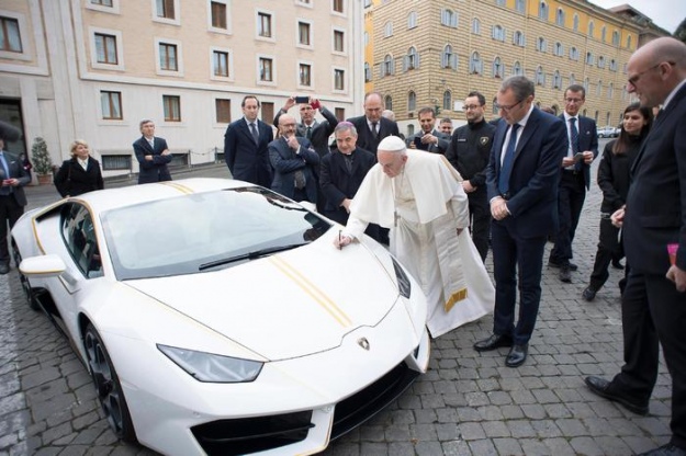 Lamborghini Папи Римського продали на аукціоні