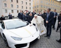 Папа Франциск продав на аукціоні Sotheby’s свій Lamborghini Huracan за €715 тис