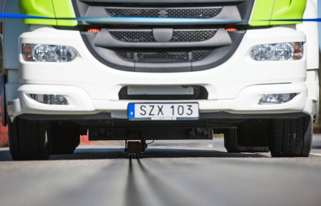 У Швеції побудували дорогу яка заряджає електромобіль