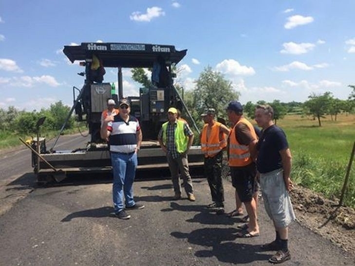 Саакашвілі переніс свій робочий кабінет в намет на трасі Одеса-Рен Саакашвілі переніс свій робочий кабінет в намет на трасі Одеса-Рен
