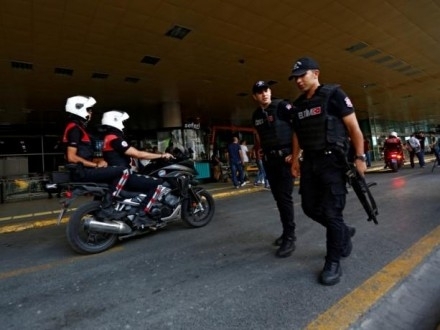 Турецька поліція затримала ще 11 осіб після теракту в аеропорту Стамбула Турецька поліція затримала ще 11 осіб після теракту в аеропорту Стамбула