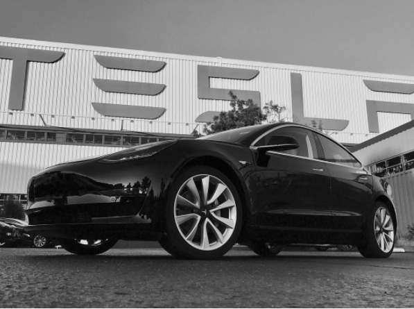 Ілон Маск показав фото першого серійного авто Tesla Model 3 Ілон Маск показав фото першого серійного авто Tesla Model 3