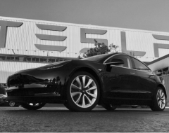 Tesla Model 3: Ілон Маск показав фото першого готового авто