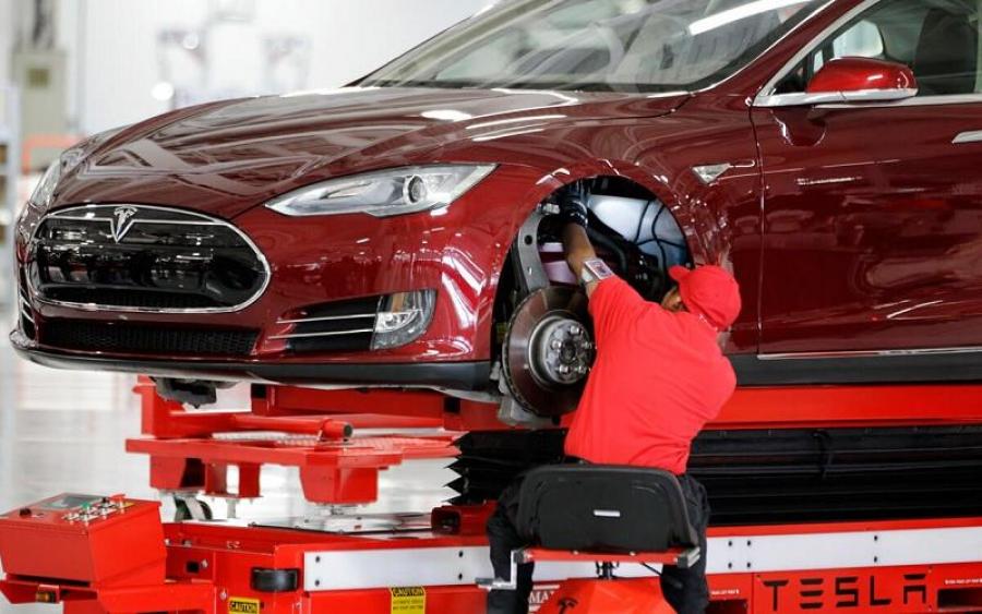 Tesla звільнила до семисот своїх працівників, – ЗМІ