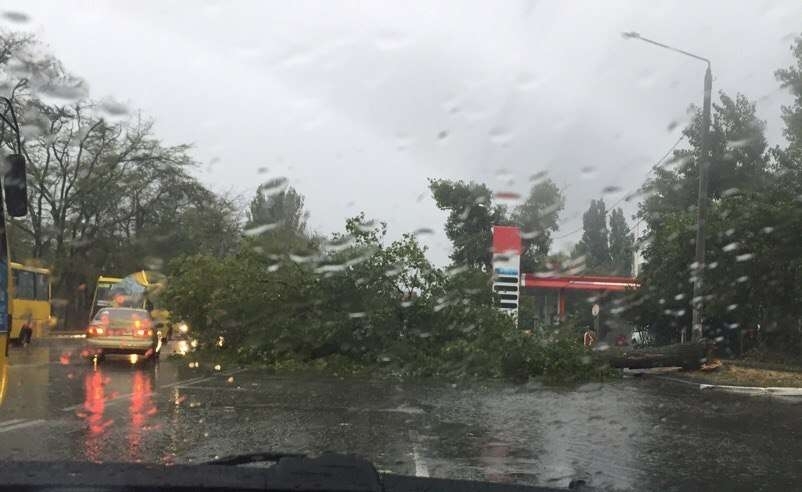 Транспортний колапс в Одесі: у місті потоп та затори через проливні дощі Транспортний колапс в Одесі: у місті потоп та затори через проливні дощі