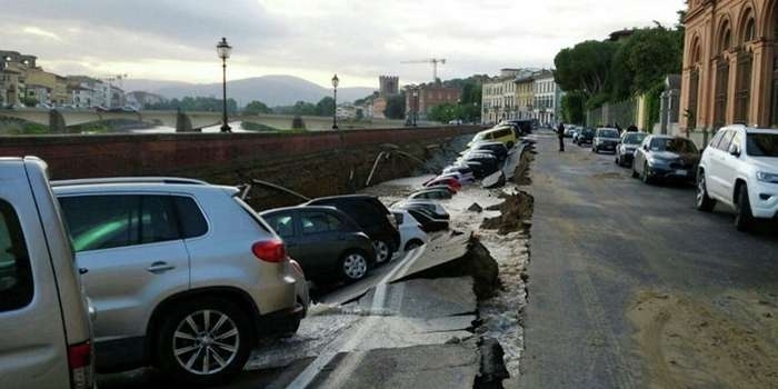 У Флоренції 20 автомобілів провалилися під землю У Флоренції 20 автомобілів провалилися під землю