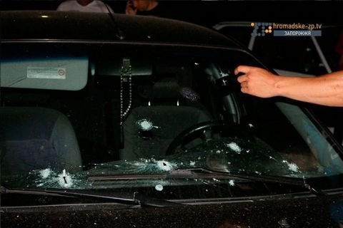 У Запоріжжі чоловік з дитячим возиком відкрив стрілянину по машині з автомата У Запоріжжі чоловік з дитячим возиком відкрив стрілянину по машині з автомата