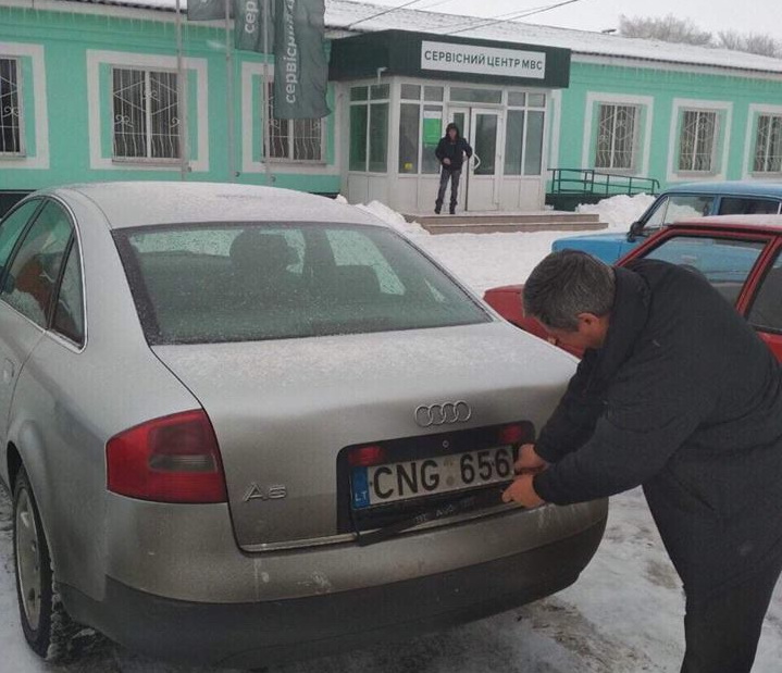 В Україні спростили процедуру продажу розмитненого авто