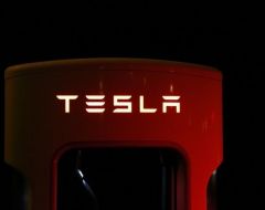 Tesla відкликає 123 тисячі автомобілів