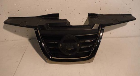 Решетка радиатора 620721KZ6A Nissan/Infiniti
