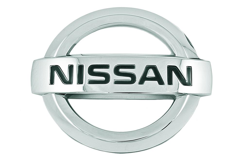 Эмблема капота на Nissan Primera P12