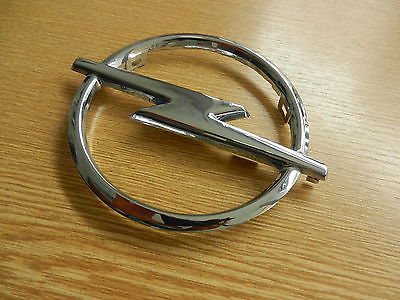 Эмблема решетки радиатора на Opel Omega B 