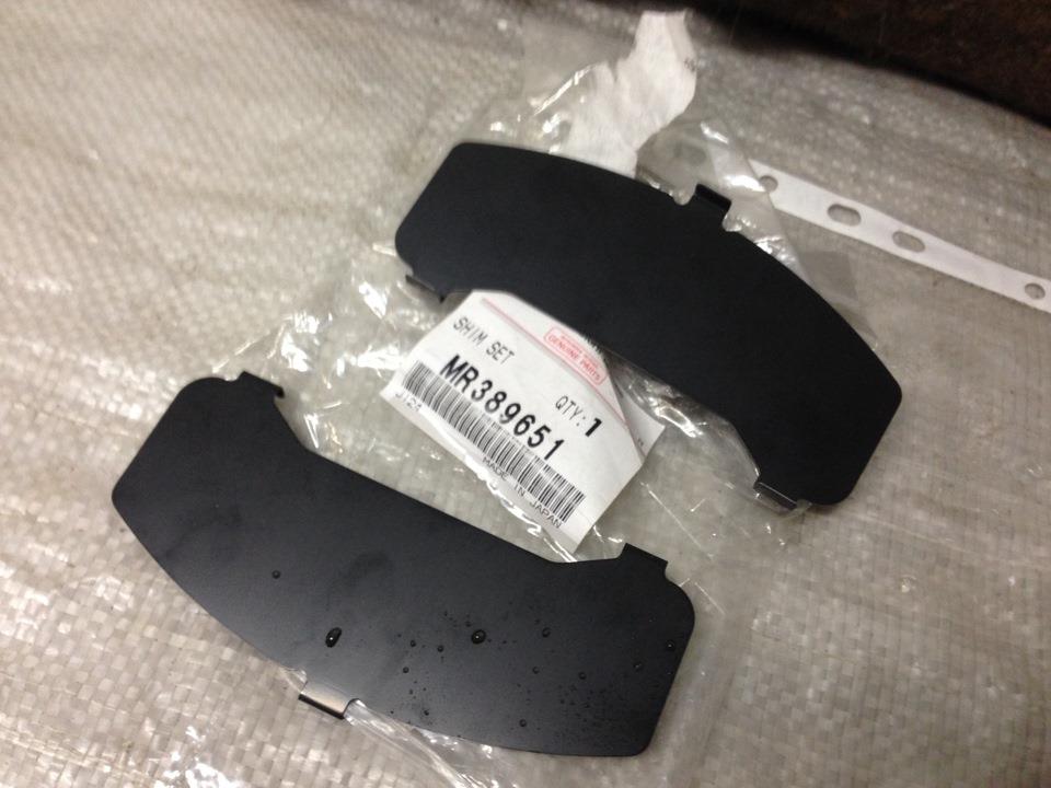 Пластина противоскрипная крепления тормозной колодки передней на Mitsubishi Space Gear PA, B, DV, W