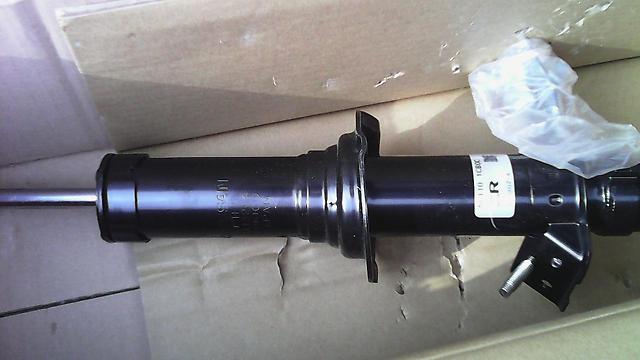 E61101CB0D Nissan/Infiniti Амортизатор передней подвески правый