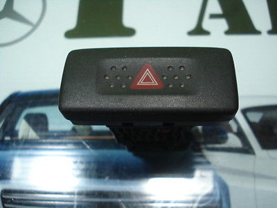 Кнопка включения аварийного сигнала на Nissan Primera P11