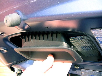 Ручка крышки багажника (двери 3/5-й задней) внутренняя на Mitsubishi Lancer X 