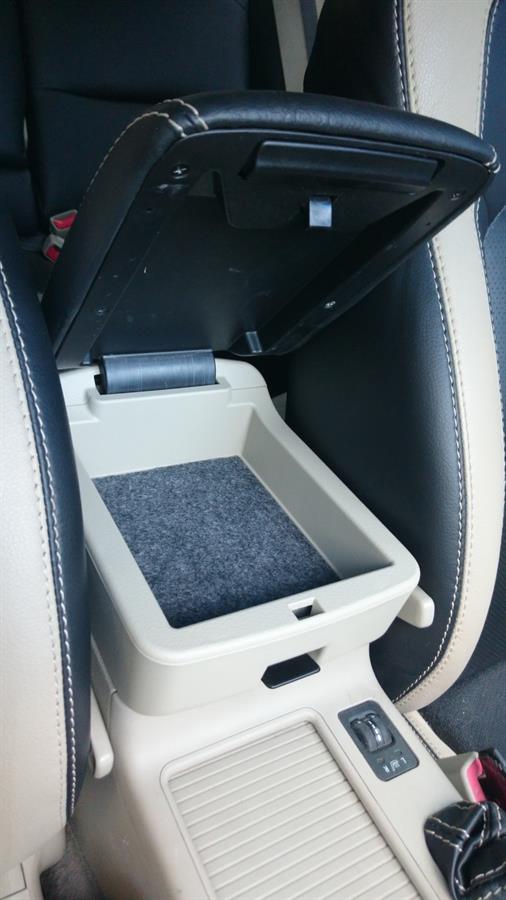 Подлокотник центральной консоли на Subaru Legacy IV 