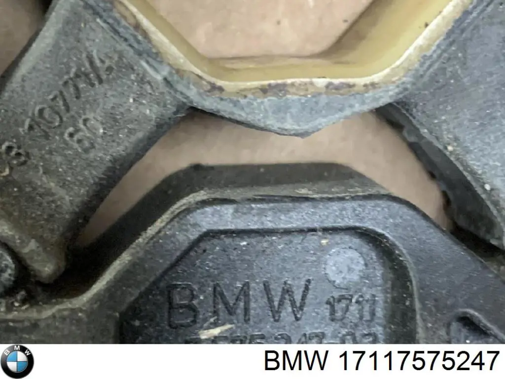 Кронштейн крепления радиатора, нижний BMW 17117575247