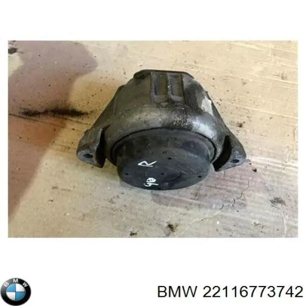 Подушка двигателя левая/правая BMW 22116773742