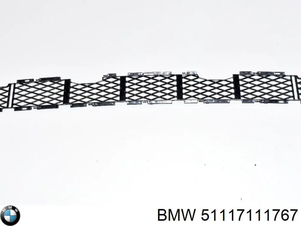 Решетка бампера переднего центральная BMW 51117111767