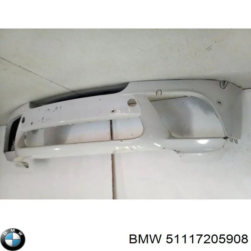Передний бампер 51117205908 BMW