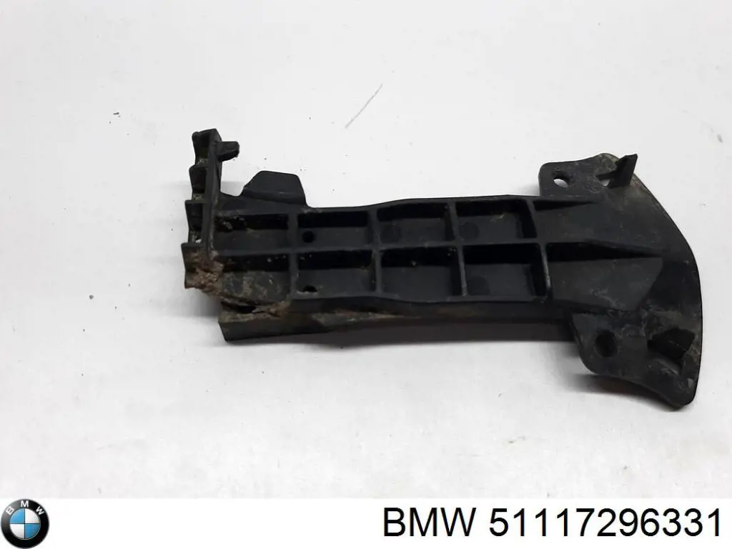 51117296331 BMW Направляющая переднего бампера