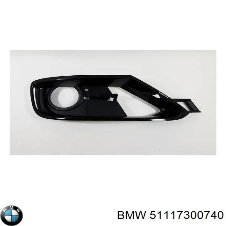 Заглушка (решетка) противотуманных фар бампера переднего правая BMW 51117300740