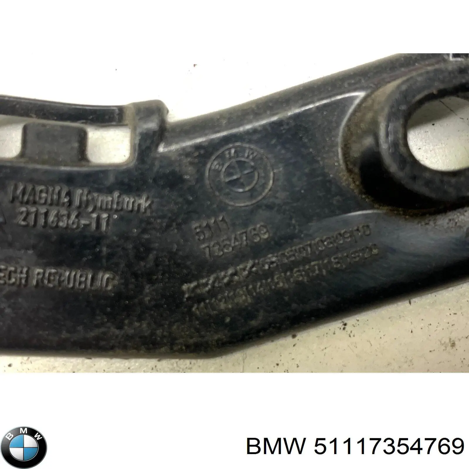 51117354769 BMW Накладка бампера переднего, левая
