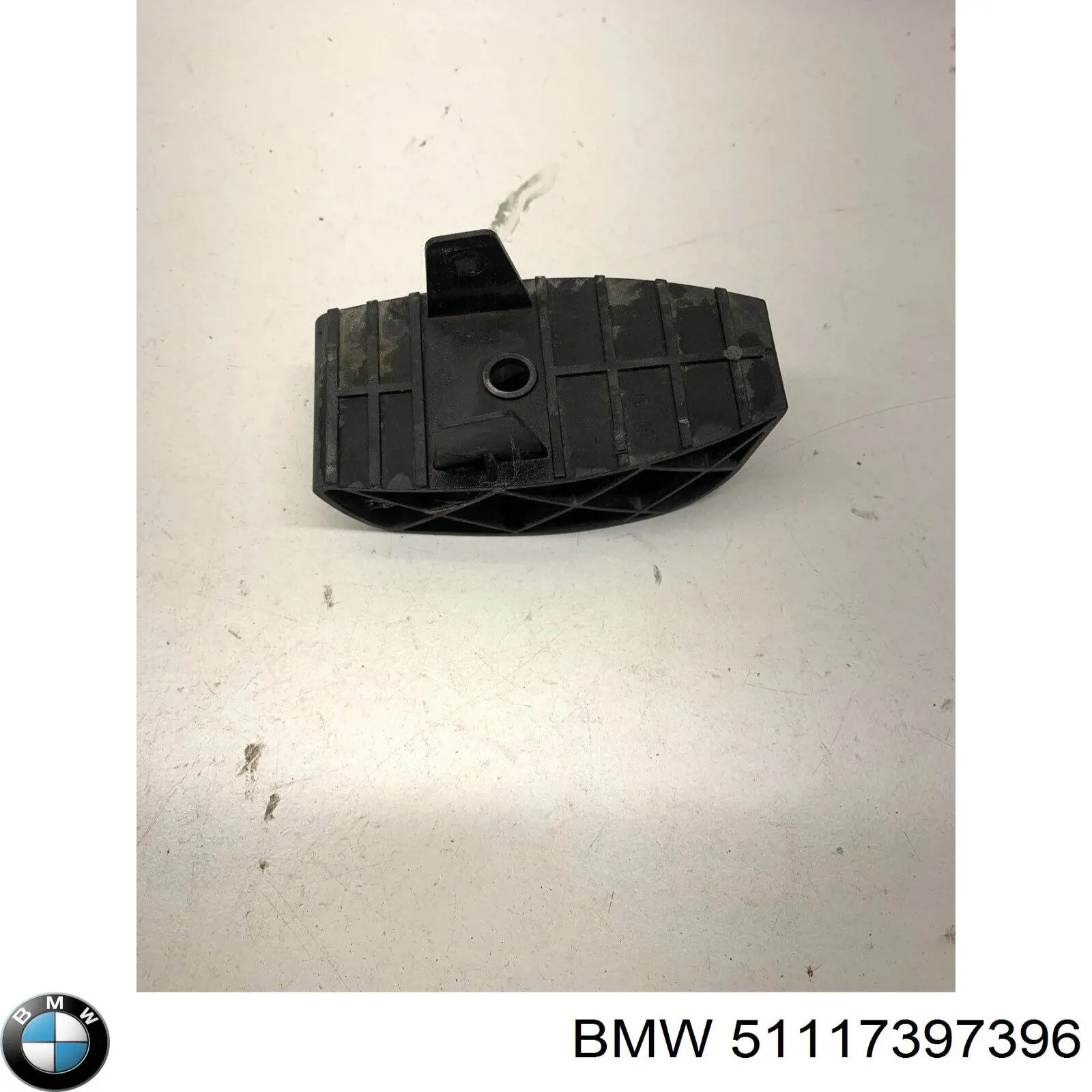Направляющая переднего бампера BMW 51117397396