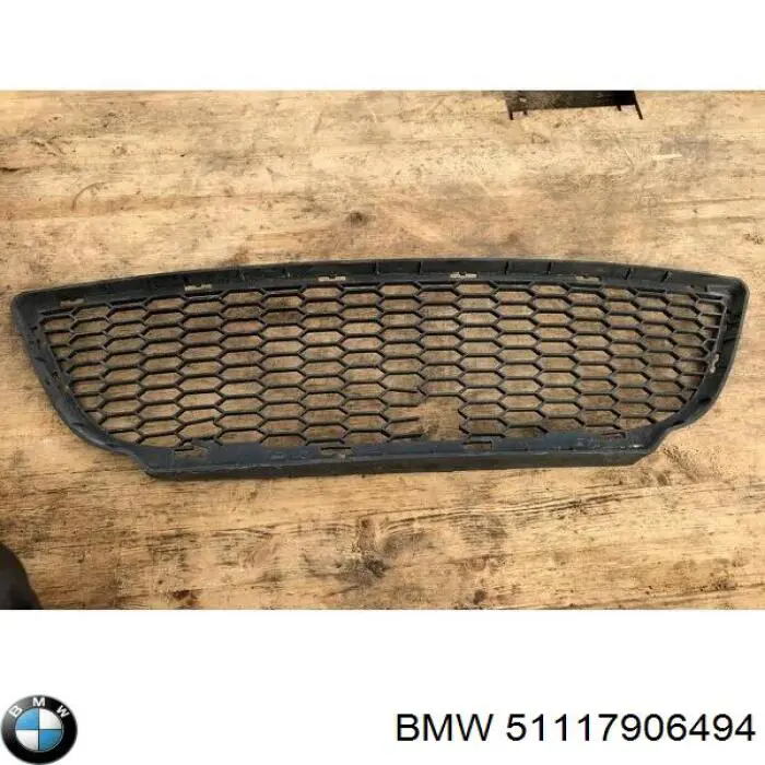 Решетка бампера переднего центральная 51117906494 BMW