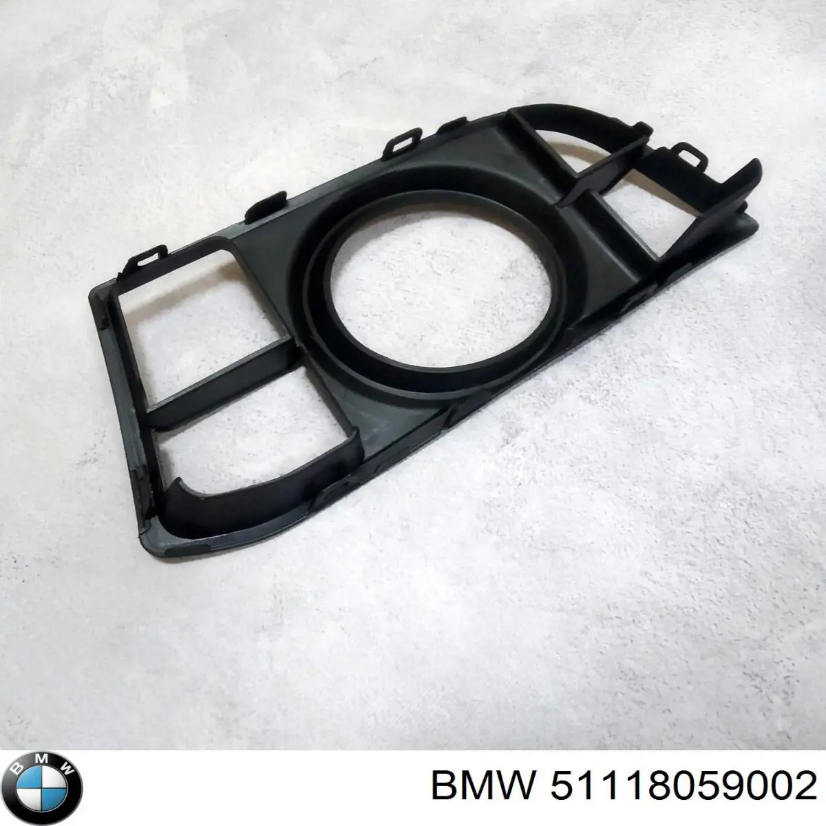 Решетка бампера переднего правая 51118059002 BMW