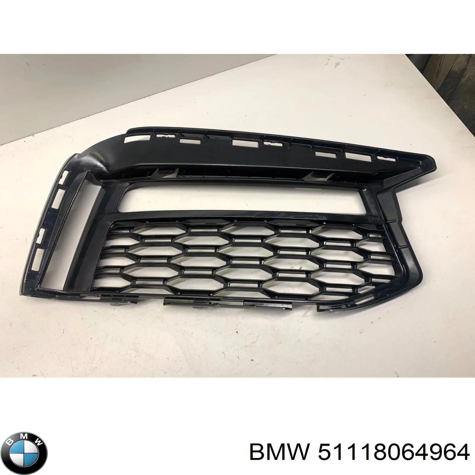 Купить Решетка бампера переднего правая Бмв 5  G30, F90