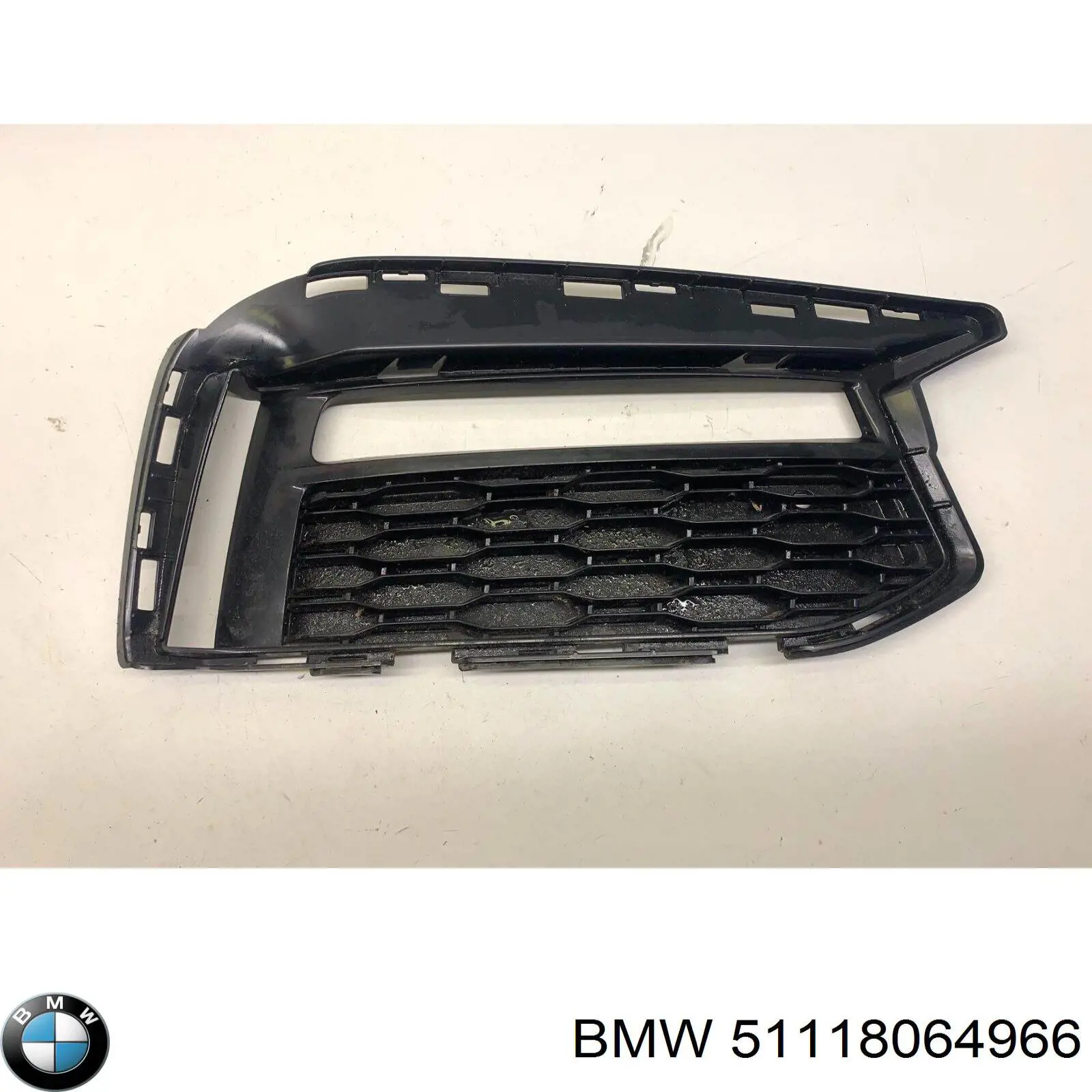 Решетка бампера переднего внутренняя правая BMW 51118064966