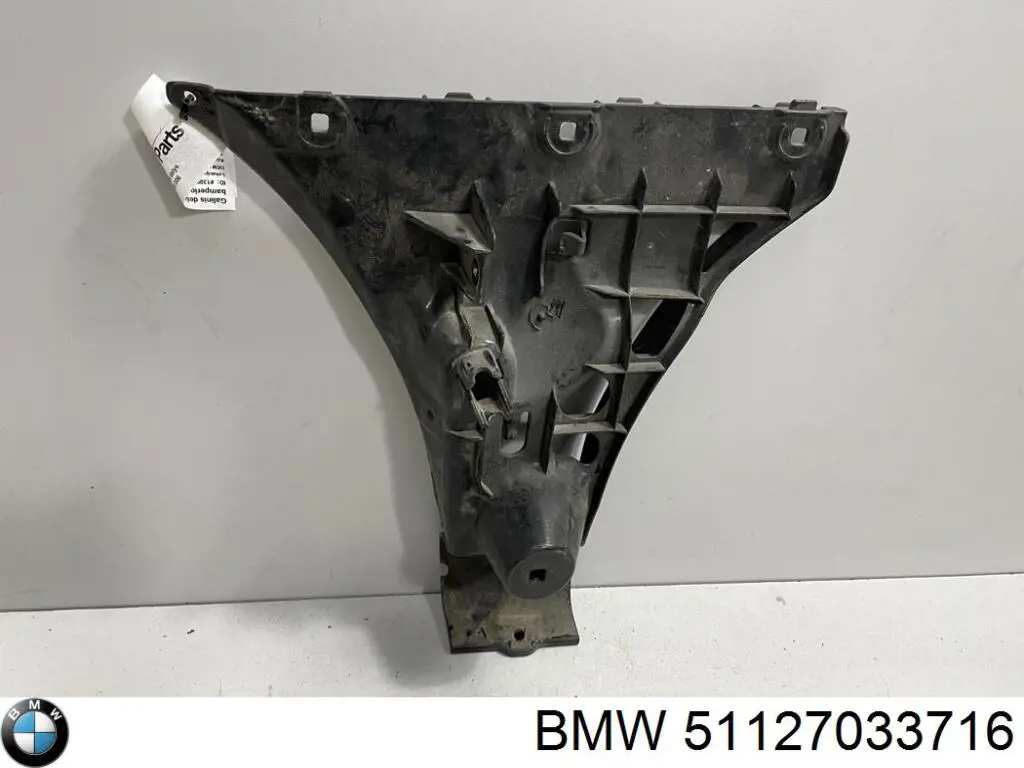 Кронштейн бампера заднего внешний правый 51127033716 BMW