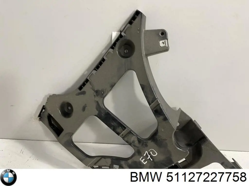 Кронштейн бампера заднего, внешний правый BMW 51127227758