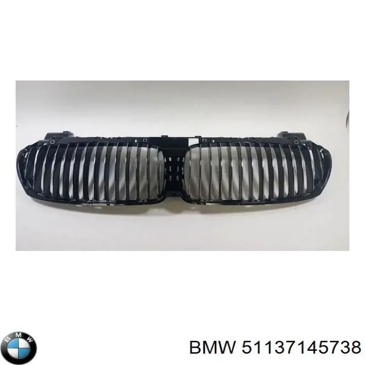 Решетка радиатора 51137145738 BMW