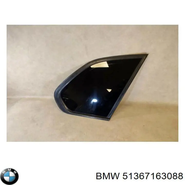 51367163088 BMW стекло кузова (багажного отсека правое)