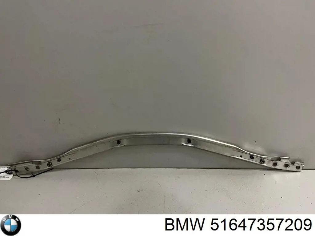 51647357209 BMW suporte superior do radiador (painel de montagem de fixação das luzes)