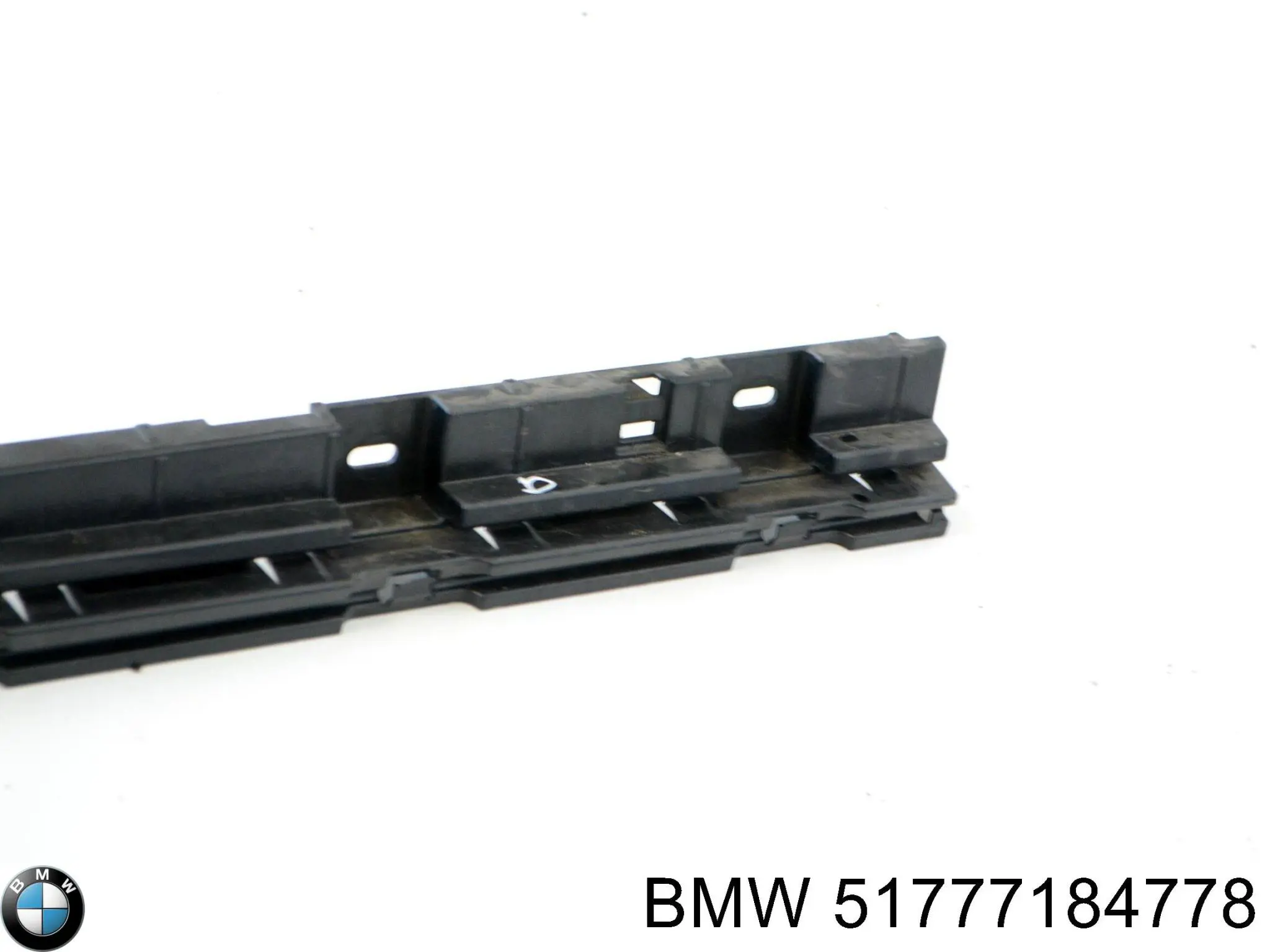 Купить 51777184778 BMW Кронштейн наружной накладки порога правой