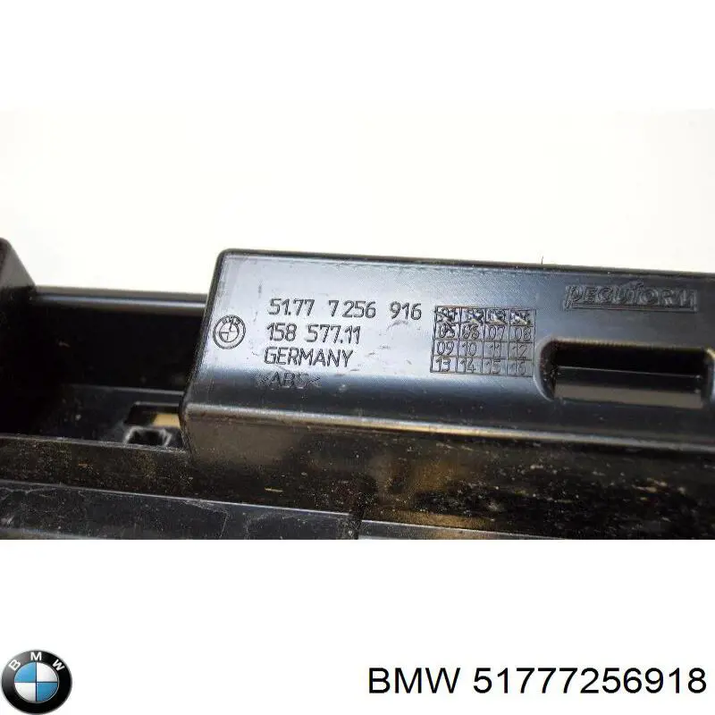 Купить 7256918 BMW Кронштейн наружной накладки порога правой