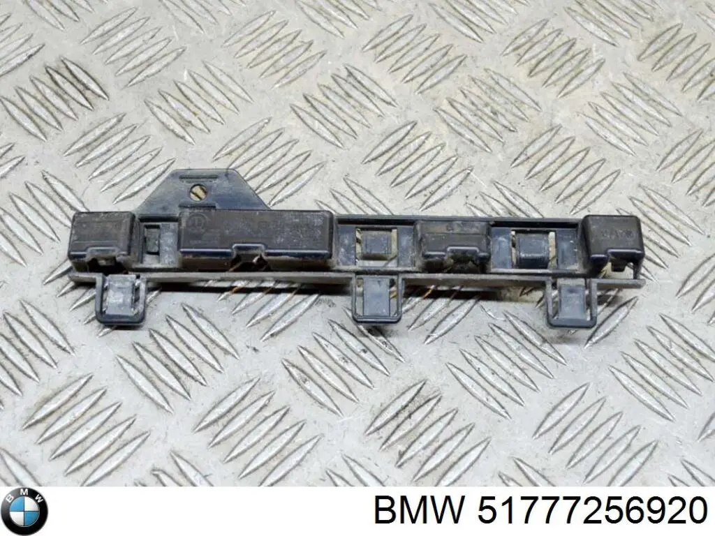 Кронштейн наружной накладки порога правой BMW 51777256920 цена, от 10.72 USD